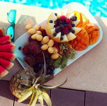 شاهد .. هيفا وهبي بإطلالة رائعة على البحر.. مايوه ملون وفواكه متنوعة