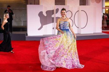 شاهد .. ريا أبي راشد بفستان بتوقيع جورج حبيقة في مهرجان البندقية