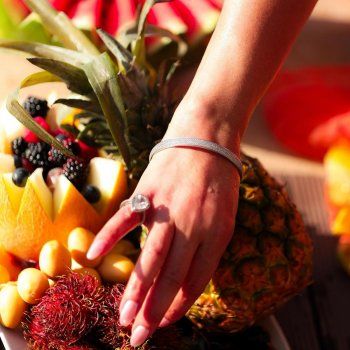 شاهد .. هيفا وهبي بإطلالة رائعة على البحر.. مايوه ملون وفواكه متنوعة