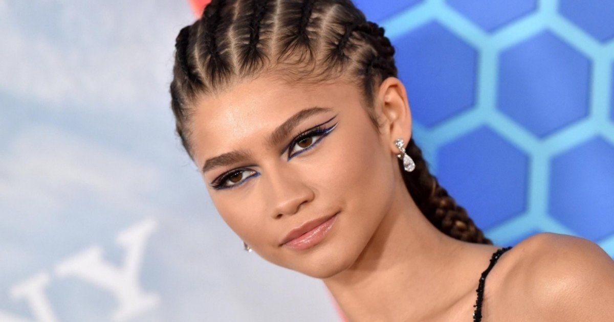 شاهد .. بالصورة - في عيد ميلادها زيندايا تظهر في حمالة صدر مغطاة بالماس