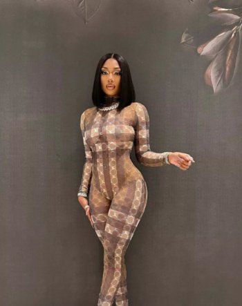 شاهد .. بالصورة - ميغان ثي ستاليون تتألق بفستان غريب الأطوار..وإليكم السبب