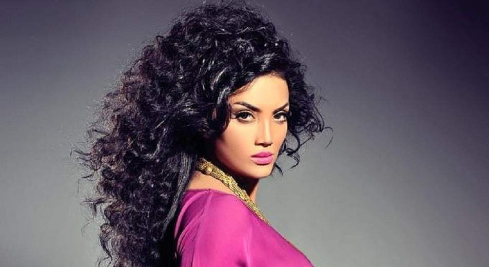 شاهد .. بالفيديو - لحظة وقوع حورية فرغلي على الدرج