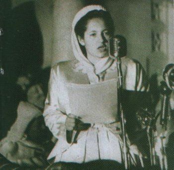 شاهد .. الأميرة "للا عائشة" كسرت التقاليد وظهرت أمام الشعب بدون حجاب