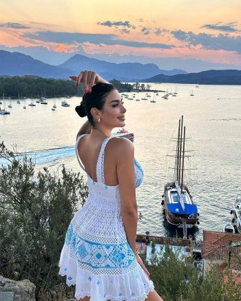 شاهد .. بالصور- أمام منظر خلاب.. ياسمين صبري بأنوثة وجمال لا يوصفان