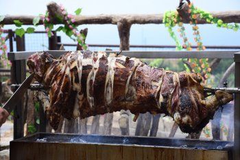 شاهد .. بالصور-"بمهرين" تستقبل المشاهير وتحيي التراث اللبناني الأصيل