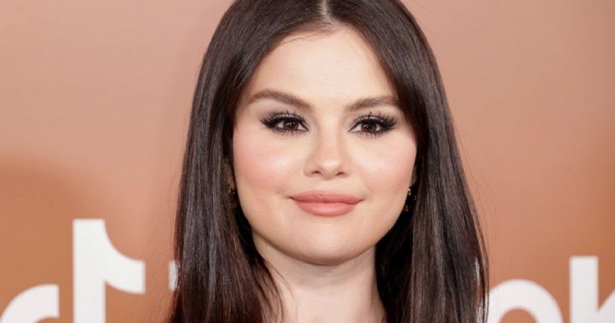 شاهد .. سيلينا غوميز تكشف تفاصيل الحادث الذي تعرضت له وأدى إلى كسر يدها