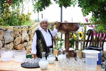 شاهد .. بالصور-"بمهرين" تستقبل المشاهير وتحيي التراث اللبناني الأصيل