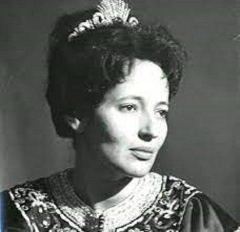 شاهد .. الأميرة "للا عائشة" كسرت التقاليد وظهرت أمام الشعب بدون حجاب