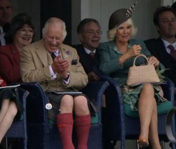 شاهد .. بالصور- الملك تشارلز الثالث يظهر بالتنورة التقليدية خلال دورة ألعاب المرتفعات الأسكتلندية