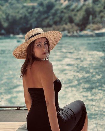 شاهد .. بالصور- بالأسود الرائع.. دانييلا رحمة تسحر الجمهور بجمالها تحت أشعة الشمس