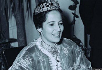 شاهد .. الأميرة "للا عائشة" كسرت التقاليد وظهرت أمام الشعب بدون حجاب