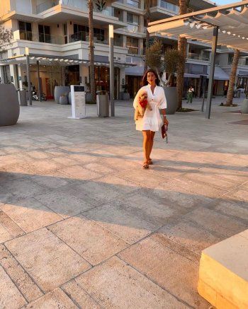 شاهد .. بالصور- يارا السكري تستمتع بوقتها..وهذا ما فعلته بكلبها