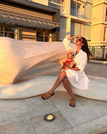 شاهد .. بالصور- يارا السكري تستمتع بوقتها..وهذا ما فعلته بكلبها