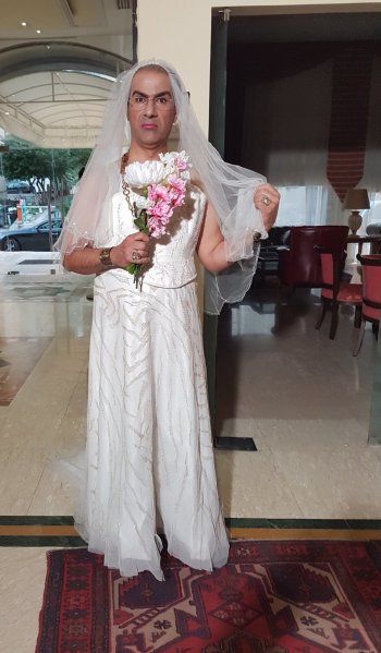 شاهد .. ممثل لبناني يثير الجدل بظهوره بـ فستان زفاف مع طرحة - بالصورة