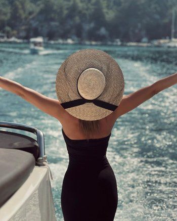 شاهد .. بالصور- بالأسود الرائع.. دانييلا رحمة تسحر الجمهور بجمالها تحت أشعة الشمس