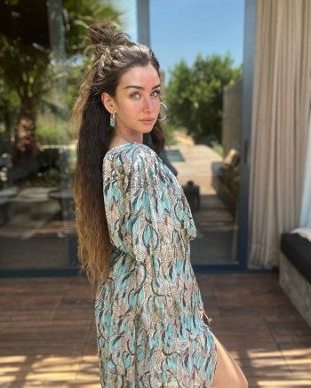 شاهد .. بإطلالة صيفية مميزة..هنا الزاهد تستعرض أونثتها وجمالها الرائع - بالصور