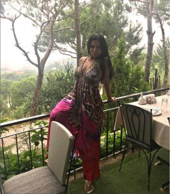 شاهد .. بالصورة- رانيا يوسف تسأل الجمهور عن مكان وجودها في الصورة.. هذا كان الرد