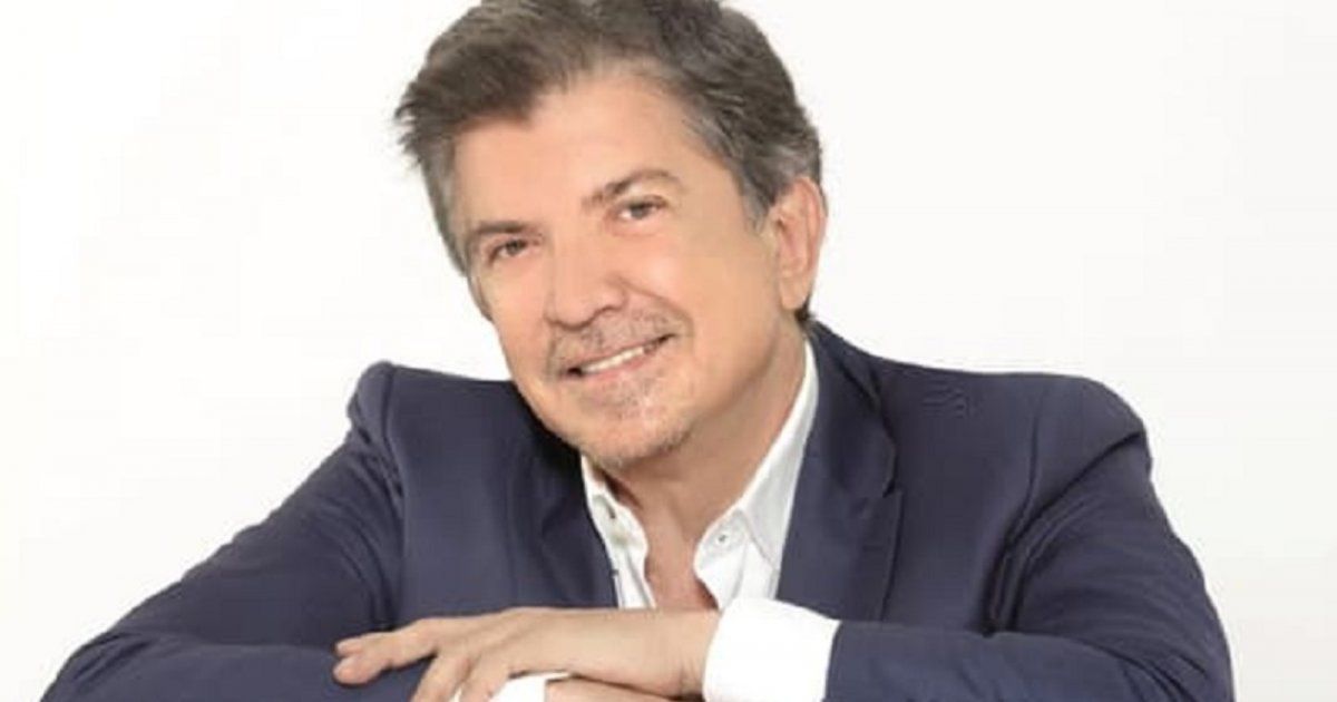 شاهد .. مصطفى كامل يكرم وليد توفيق في مصر.. وهكذا كانت ردة فعل الأخير