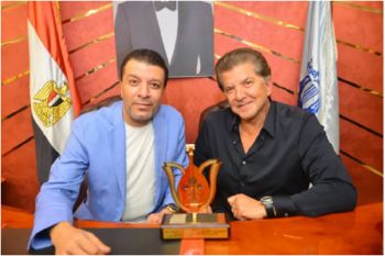 شاهد .. مصطفى كامل يكرم وليد توفيق في مصر.. وهكذا كانت ردة فعل الأخير