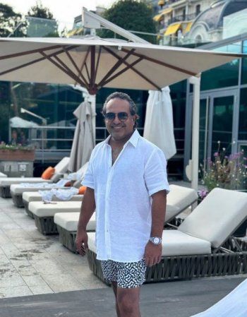 شاهد .. أحدث صورة لـ راشد الماجد بالمايوه ويستمتع بعطلته الصيفية