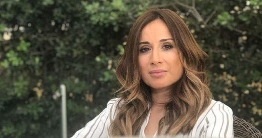 شاهد .. كارين رزق الله تستمع بوقتها الى جانب حوض السباحة في حديقة بيتها - بالصور