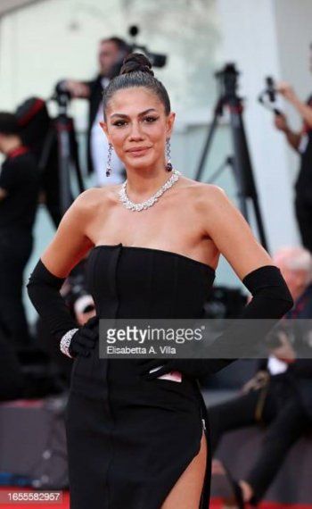 شاهد .. سخرية عارمة من ديميت أوزدمير بعد تسريب صور غير معدلة لها من مهرجان فينيسيا السينمائي