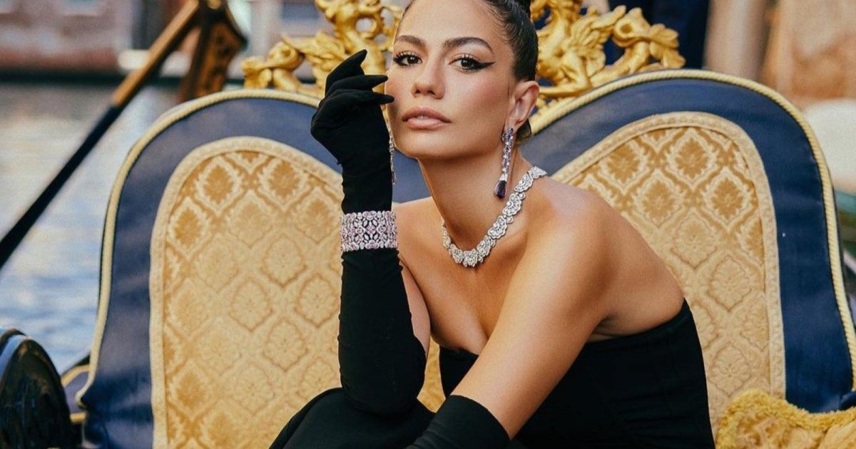 شاهد .. سخرية عارمة من ديميت أوزدمير بعد تسريب صور غير معدلة لها من مهرجان فينيسيا السينمائي