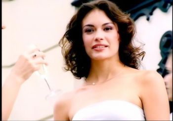 شاهد .. بالصور - تعرف على بطلات كليبات عمرو دياب من بينهنَ موديل كليب " تملي معاك "