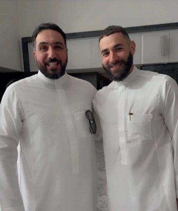 شاهد .. بالصورة- بنزيما بالثوب السعودي مع أحد المعجبين.. فما القصة؟