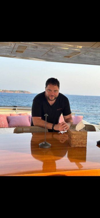 شاهد .. بالصور- على متن يخت في شاطئ اليونان..عامر زيان يستمتع بعطلته الصيفية