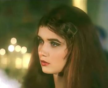 شاهد .. ممثلة مصرية شهيرة كانت موديل في فيديو كليب شهير لـ عمرو دياب .. تعرفوا اليها