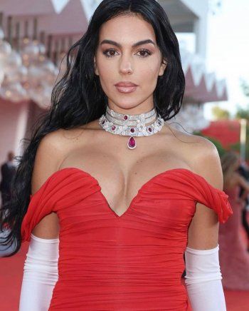 شاهد .. سعر خيالي لـ عقد جورجينا رودريغيز خلال حضورها مهرجان فينيسيا السينمائي - بالصور