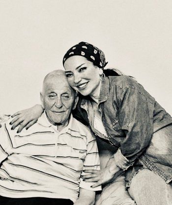 شاهد .. أمل عرفة تفجع بوفاة أقرب الناس.. وهكذا رثته