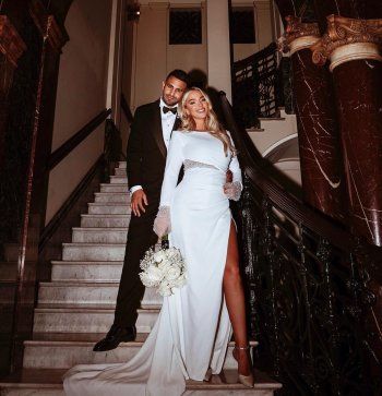 شاهد .. رياض محرز يحتفل بزواجه من عارضة أزياء بريطانية بحضور أولادهما - بالصور