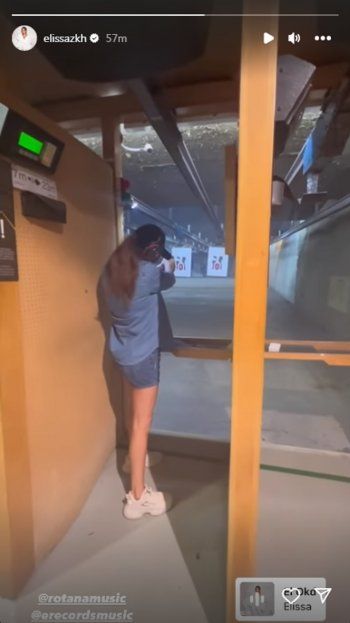 شاهد .. بالصور- إليسا ترفع مسدسها وتطلق النار..فما القصة