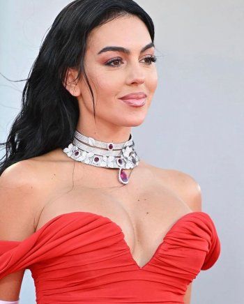 شاهد .. سعر خيالي لـ عقد جورجينا رودريغيز خلال حضورها مهرجان فينيسيا السينمائي - بالصور