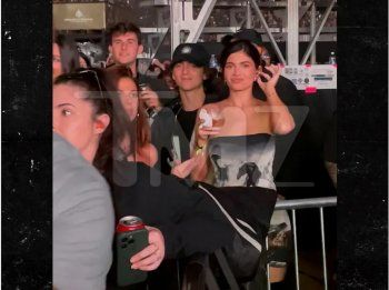 شاهد .. بالفيديو- خلال ظهورهما الأول على العلن.. قبلة حميمة بين كايلي جينر و تيموثي شالاميت في حفل بيونسيه