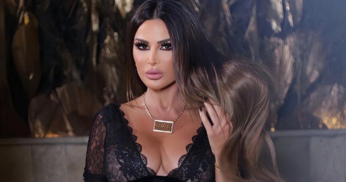 شاهد .. بالصورة- بأجواء صيفية مميزة.. نيللي مقدسي بالمايوه الابيض على الشاطئ