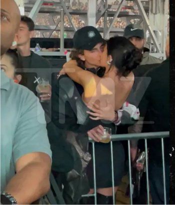 شاهد .. بالفيديو- خلال ظهورهما الأول على العلن.. قبلة حميمة بين كايلي جينر و تيموثي شالاميت في حفل بيونسيه