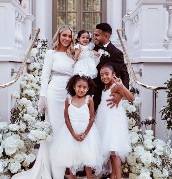 شاهد .. رياض محرز يحتفل بزواجه من عارضة أزياء بريطانية بحضور أولادهما - بالصور