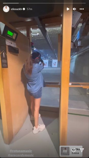 شاهد .. بالصور- إليسا ترفع مسدسها وتطلق النار..فما القصة