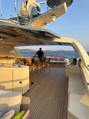 شاهد .. بالصور- على متن يخت في شاطئ اليونان..عامر زيان يستمتع بعطلته الصيفية