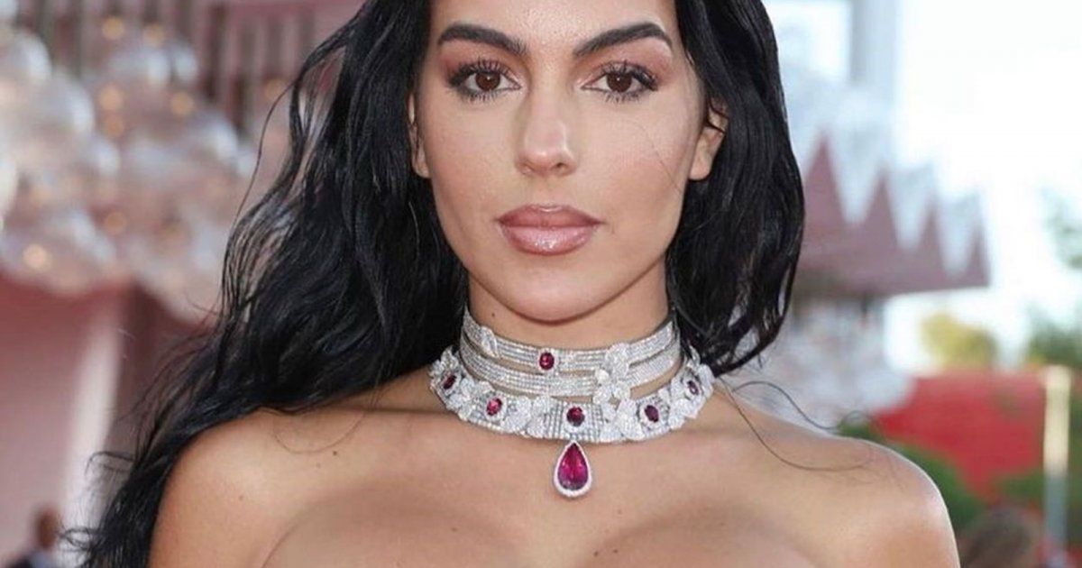 شاهد .. سعر خيالي لـ عقد جورجينا رودريغيز خلال حضورها مهرجان فينيسيا السينمائي - بالصور