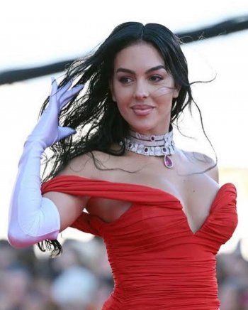 شاهد .. سعر خيالي لـ عقد جورجينا رودريغيز خلال حضورها مهرجان فينيسيا السينمائي - بالصور