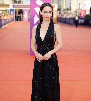 شاهد .. بالصورة - إميليا كلارك تتألق بالأسود اللامع خلال مهرجان دوفيل