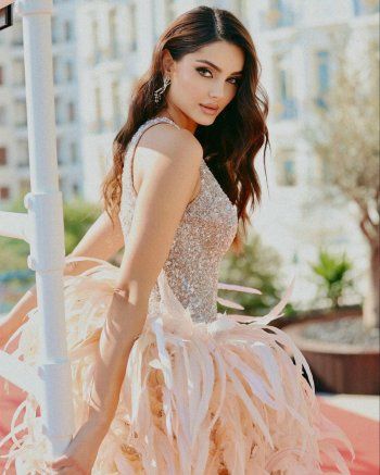 شاهد .. ماهلاغا جابري بفستان غريب وأنيق معاً من الريش واللقطات لمصوّر لبناني-بالصور