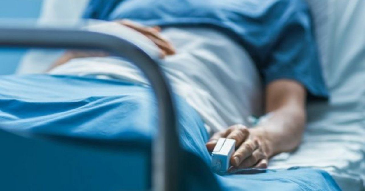 شاهد .. فنانة لبنانية تنقل الى المستشفى بعد تعرضها لوعكة صحية- بالصورة