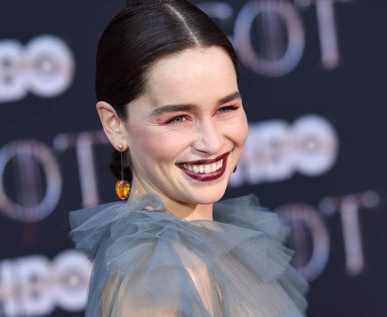 شاهد .. بالصورة - إميليا كلارك تتألق بالأسود اللامع خلال مهرجان دوفيل