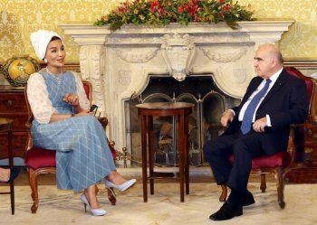 شاهد .. حيلة ذكية اعتمدتها الشيخة موزا بعدما ارتدت فستاناً ذا فتحة طويلة- بالصور