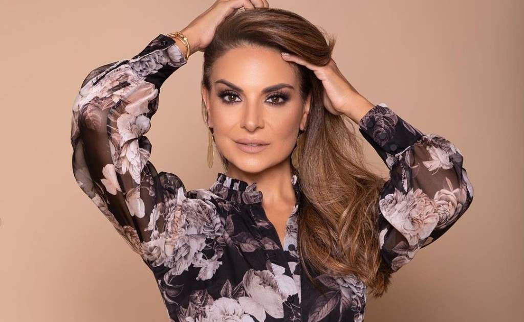 شاهد .. بالصورة - هيلدا خليفة تتألق بفستان سترة من توقيع نيكولا جبران